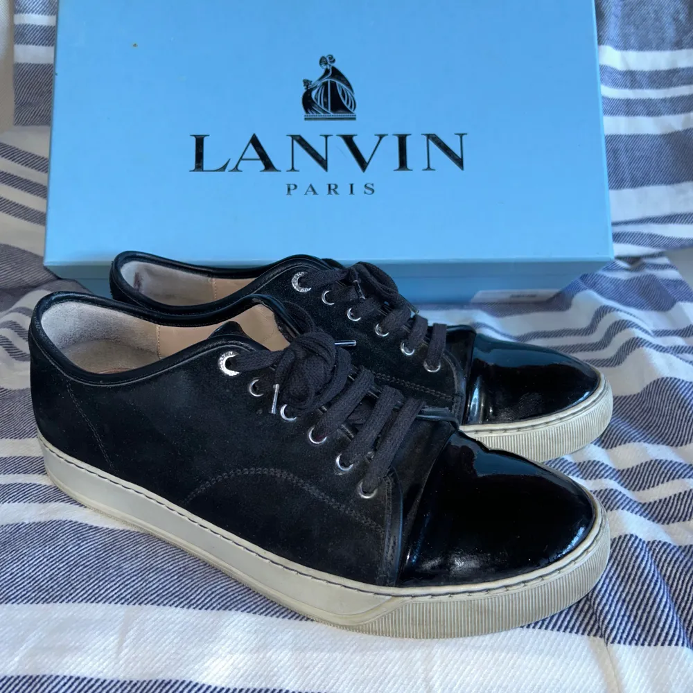 Säljer ett par svarta Lanvin Cap Toes i storlek 43 som passar 43/44. Skorna är i mycket gott skick med endast ett minimalt jack på ena skon! Jag tar INTE byten. Vid en smidig affär kan jag gå ner till 2300kr.. Skor.