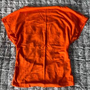 T-shirt i orange färg med öppen rygg, jätte fin🧡