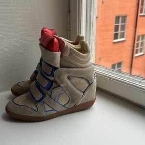 Isabel marant  - Tja, säljer ett par riktigt fräscha isabel marant skor. Skicket skulle jag säga är 7/10. Lite slitna inuti men annars prima skick. Inget OG med kommer utom skorna. Hör av er vid minsta fundering. Tar även emot byten. Mvh ES Resell 💫💯💭