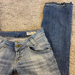 Superfina lågmidjade jeans från Lee, säljer då de blivit för små! Nergångna där nere annars bra skick💗 Tryck gärna på köp nu!