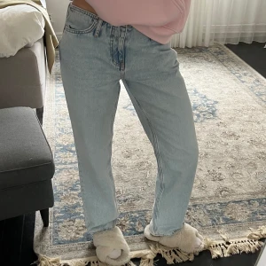 gina lågmidjade jeans - lågmidjade jeans från gina i stl 36👖