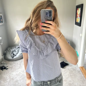 Sommar blus - Säljer denna blus! Den är från hm men är i toppen skick och är lite mer lila färg igentligen❤️
