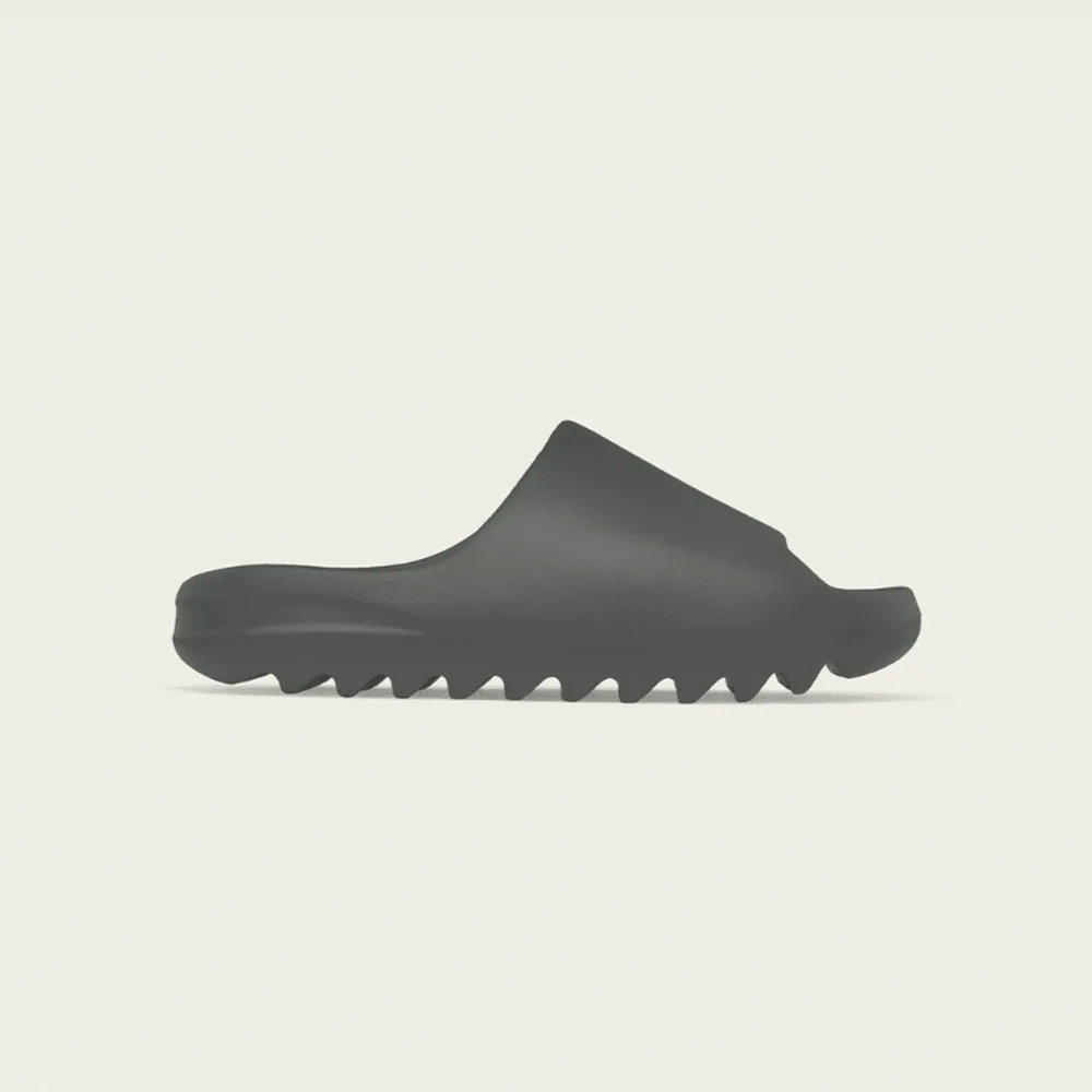 Helt nya yeezy slides i storlek 44 1/2. Aldrig använda. Pris kan diskuteras . Skor.