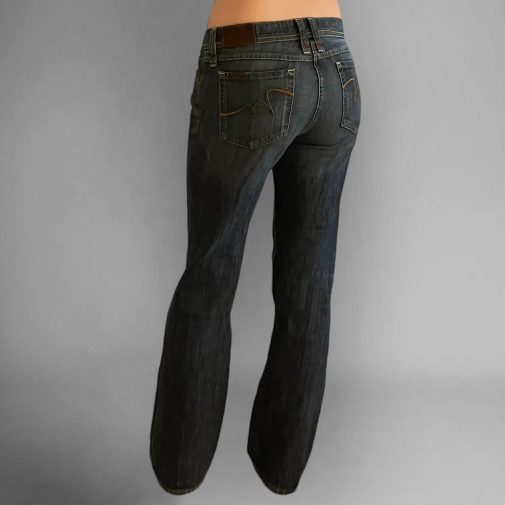 mörkblåa utsvängda bootcut lågmidjade jeans, vintage från mustang // Strl W32 på lappen så ungefär M - L, men enligt mig passar mer som M //  Mätningar: midja 39cm, längd 99, innerbenslängd 76cm💗. Jeans & Byxor.