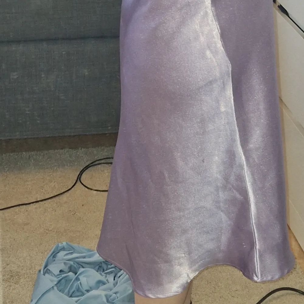 Jätte vacker lila satin kjol som inte använts mer än två gånger då jag inte tyckte om hur den passar på mig. I topp skick. . Kjolar.