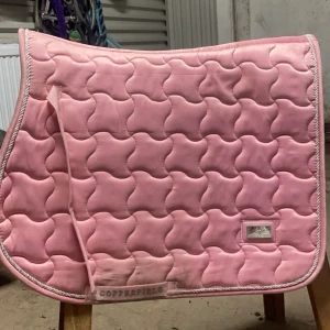 Copperfeild schabrak  - Rosa allround schabrak i storlek full.
