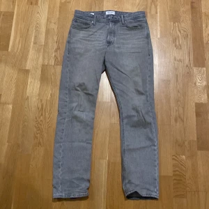 Jack and Jones - Gråa Jack and Jones jeans, ganska bra skick (8/10) en liten fläck på benet(se bild 3), syns knappt när man bär dem. Jag är 181cm och passar bra. Hör av dig vid frågor! 