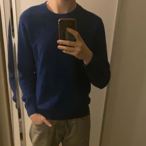 Stickad tröja - Nypris ca 1000kr, använd några gånger, 8-9/10 skick. Materialet är bomull, den passar som L och sitter bra på mig som är 190. Tveka inte heller med att fråga!