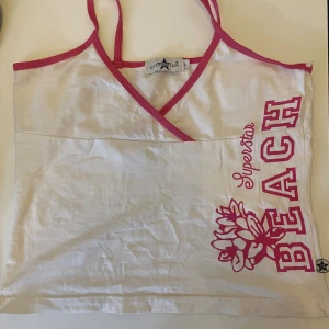 Vit topp - Så söt vit topp med rosa detaljer😍 Storlek L men passar mig som brukar ha S