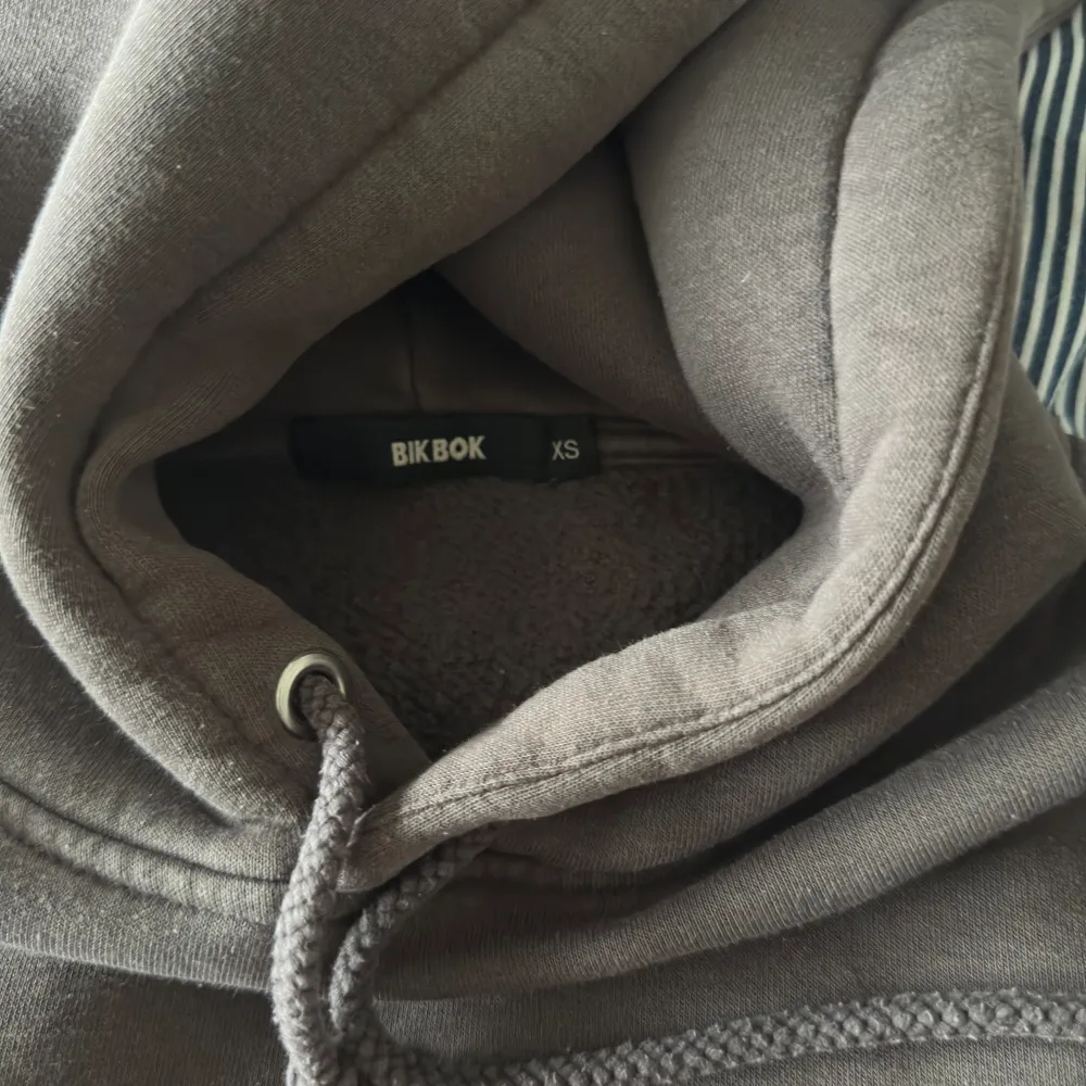 brun hoodie från bikbok i storlek XS, passar större storlekar också då den är ganska oversized💞nyskick!. Hoodies.
