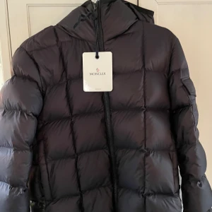 Moncler charbonnel jacket - Moncler charbonnel jacket, storlek 1/S nypris 10899 säljer för 5000💸. Väldigt fint skick använd fåtal gånger, därmed skick 9/10🙌.  Tags finns kvar och kommer med på köpet,  Skriv gärna vid frågor eller funderingar  Mvh Lukas.