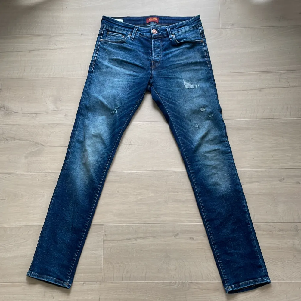 Fräscha jeans från Jack and Jones! Jeansen är i toppenskick, 9/10! Modellen på bilden är 183 cm lång. Hör av dig vid intresse! 💫. Jeans & Byxor.