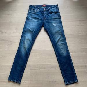 Fräscha jeans från Jack and Jones! Jeansen är i toppenskick, 9/10! Modellen på bilden är 183 cm lång. Hör av dig vid intresse! 💫