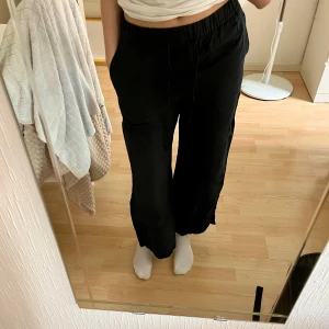 Linnebyxor - Helt oanvända. Jag är 167 cm lång. Pris kan diskuteras. Perfekt nu till vår o sommar eller till semestern.