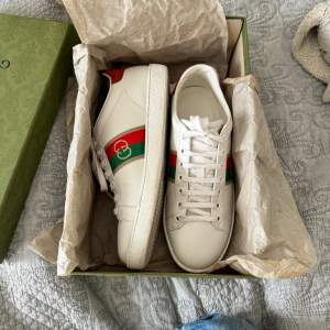 Ett par Gucci sneakers i storlek 36,5 men är väldigt stora i storlek så passar en 38, Köpta i florens Gucci butik i Italien för 6000. Man får med dust bags och boxen. Äkta såklart och knappt använda men  lite tecken av användning på sulan därav pris.