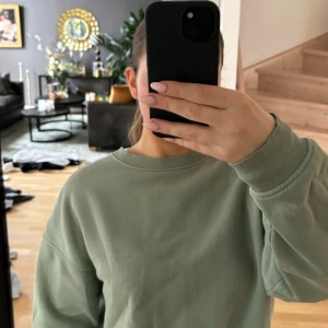 Sweatshirt Lindex grön - En fin grön sweatshirt från Lindex i storlek S. Säljer då den inte kommer till användning. Bra skick 