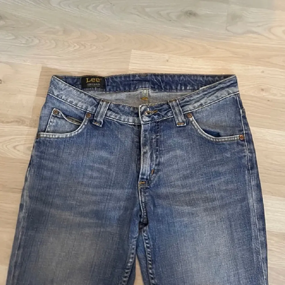 Lågmidjade jeans från Lee som är köpta här på Plick. Jättefina, men tyvärr är de för små för mig. Står att det är storlek W30 L31 men är för små för mig som vanligtvis har M. Skriv om ni har några frågor❤️. Jeans & Byxor.