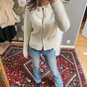 Söt stickad tröja  - Super söt stickad kofta som ser super lyxig utt och är jätte gosig. Älskar denna tröja men kommer tyvär inte till användning så mycket därav säljer jag den. Den är använd kankse 4-6 gånger. Nypris 1300 säljer för 849 pris kan diskuteras  