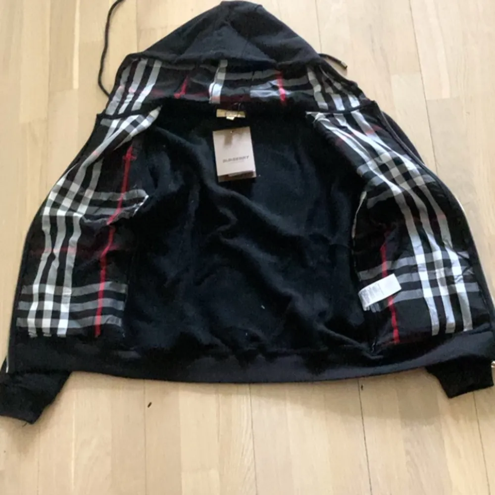 Hej! Säljer en burberry hoodie i färg svart. Aldrig använd o helt ny och är i storlek S 1;1 o 10/10 i kvalité, hör av er vid intresse eller frågor💛 taggar kommer med på köpet💛 1;1💛. Hoodies.