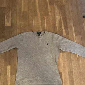 Polo Ralph lauren sweatshirt grå - Polo Ralph lauren sweatshirt storlek Xs, nypris 799kr, för mer info kontakta säljaren!
