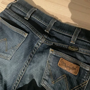 Lågmidjade bootcut  - Superfina lågmidjade bootcut jeans från Wrangler🩷❤️