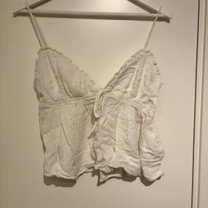 Zara linne - Super fint Zara linne. Bra skick. Använd kanske en gång. Säljer för den är lite för stor för mig