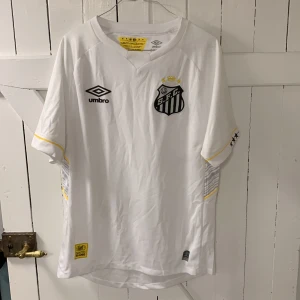Santos FC fotbollströja - Tröjan är köpt på Plick så jag kan ej garantera äkthet.   Skick 9/10