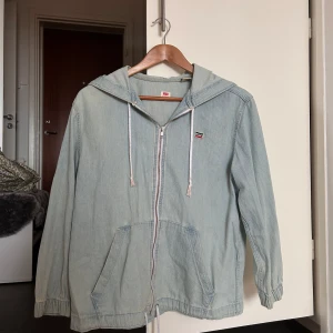 Levis Hopded Jacket - Säljer min tunna vår/sommarjacka från Levis som är använd ca 10 gånger för någon sommar sedan, Därefter är den tvättad och har hängt i garderoben.  Storlek S men ska vara lite oversized. 