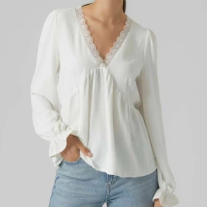 Vit blus ifrån Vero Moda🤍🌟 - Säljer min fina vita blus ifrån Vero Moda och är bara använd fåtal gånger🤍🌟 nypris 350kr