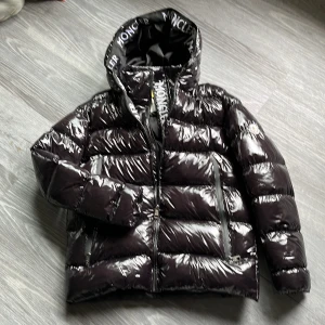 Dunjacka moncler - Endast provad. Blank svart dunjacka varm med coola detaljer. 