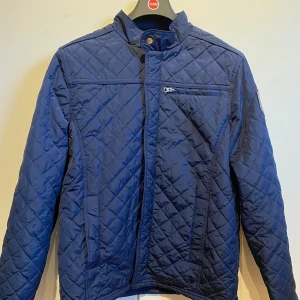 Jacka quilted mönster - Riktigt snygg jacka från Cutter & Buck med quiled mönster🤩 storlek M/L. Tveka inte att kontakta vid frågor😁 PRIS KAN DISKUTERAS VID SNABB OCH SMIDIG AFFÄR✅😀