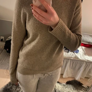 Stickad tröja  - Fin stickad tröja från Vero Moda som inte kommer till användning, fint skick💕
