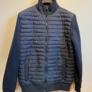 Cardigan  - Perfekt cardigan nu till våren och sommaren🤩 riktigt snygg. Storlek M/L Tveka inte att höra av dig vid minsta fundering✅ PRIS KAN DISKUTERAS VID SNABB OCH SMIDIG AFFÄR✅😁 mvh Trendy Closet