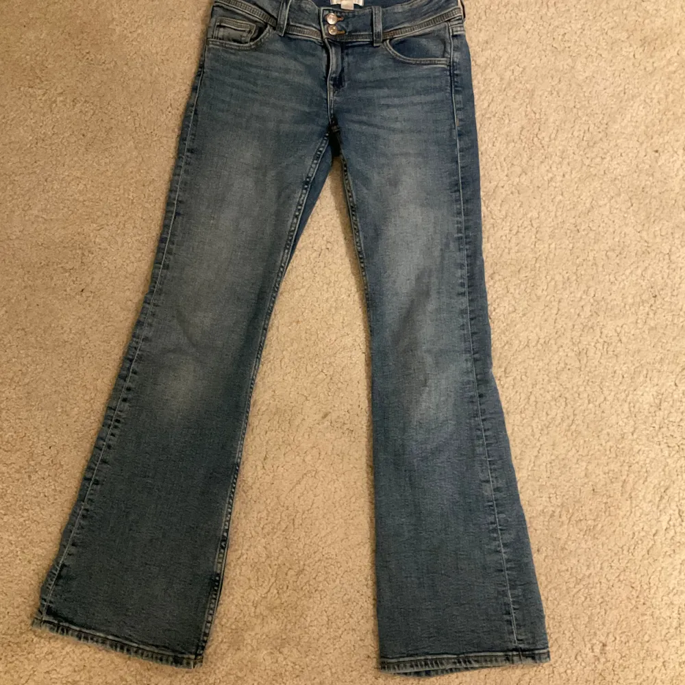 Säljer ett par jätte fina lågmidjade jeans från Gina dom har bara varit använda ett fåtal gånger och jag säljer dom pga att jag inte använder dom så mycket💗 Dom är i storlek 158 och skulle säga att dom passar i xs!. Jeans & Byxor.