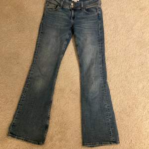 Säljer ett par jätte fina lågmidjade jeans från Gina dom har bara varit använda ett fåtal gånger och jag säljer dom pga att jag inte använder dom så mycket💗 Dom är i storlek 158 och skulle säga att dom passar i xs!