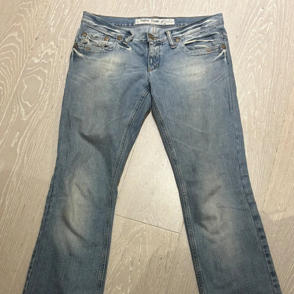 Fina lågmidjade jeans💘storleken står tyvärr inte, innerbenslängden är 79 cm❤️. Jeans & Byxor.