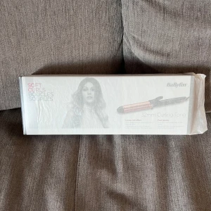 Ny i låda Babyliss Rosegold curling - Ny oanvänd Babyliss Curling 32mm Rose Gold. Julklapp oanvänd (hade en redan) Köparen står för frakt 