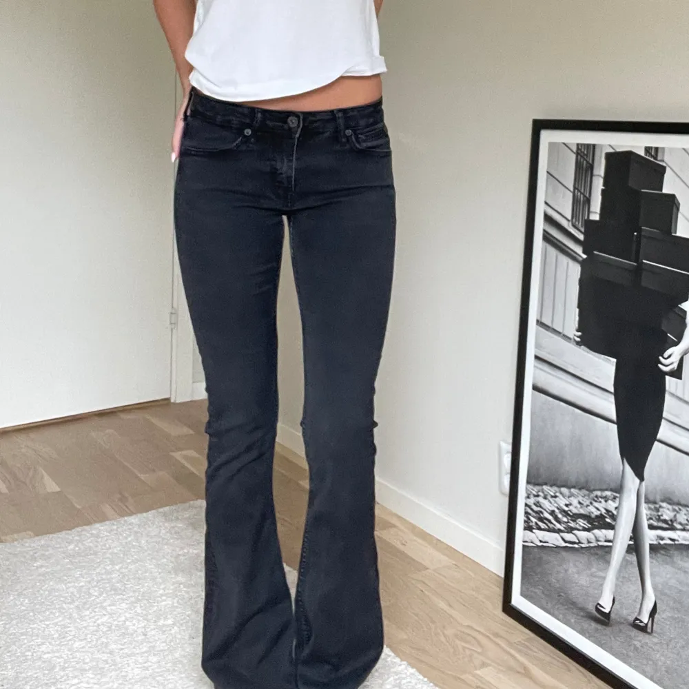 Säljer mina svarta low waist crocker jeans i jättebra skick!🩷🩷storlek 26/32 . Jeans & Byxor.