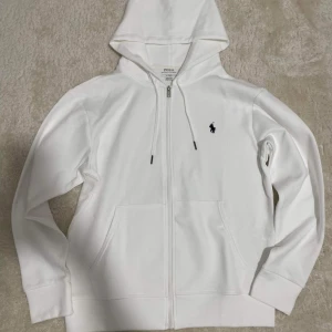 Polo zip Hoodie  - Har denna polo zip hoodien som jag inte använder längre eftersom den är för liten på mig men den är i bra skick och det är inget fel med den.