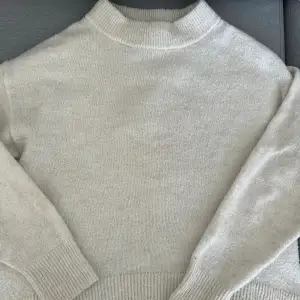 Stickad tröja ifrån Vero Moda. Den är nopprig med små defekter ( kolla bilderna ) kontakta för fler bilder! 