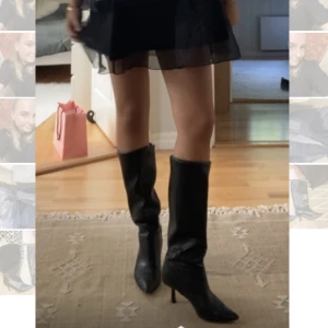 Svarta boots med liten klack - Jättefina svara boots med liten klack, delen längst ned på klacken kan behöva bytas då den börjar bli lite sliten