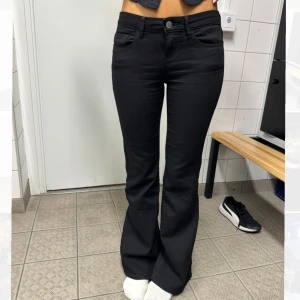 Lågmidjade svarta jeans - De perfekta svarta lågmidjade jeansen! Storlek xs längd 30, från only men slutsålda!💓 hon på bilden är 164. Använda en gång!