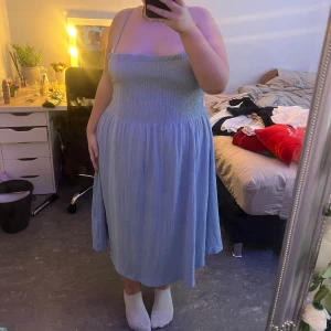 Två klänningar aldrig använda  - Den blåa är använd vid en skolavslutning men den vita är aldrig använd och lappen är kvar på klänningen 