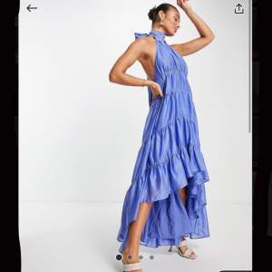 Fin blå klänning från asos, aldrig använd, helt ny🥰 kan tänka mig billigare pris 