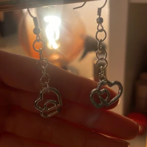 Sthlm-stil örhängen🩶🪙💍 - Fina örhängen som hänger🪙🩶🌟