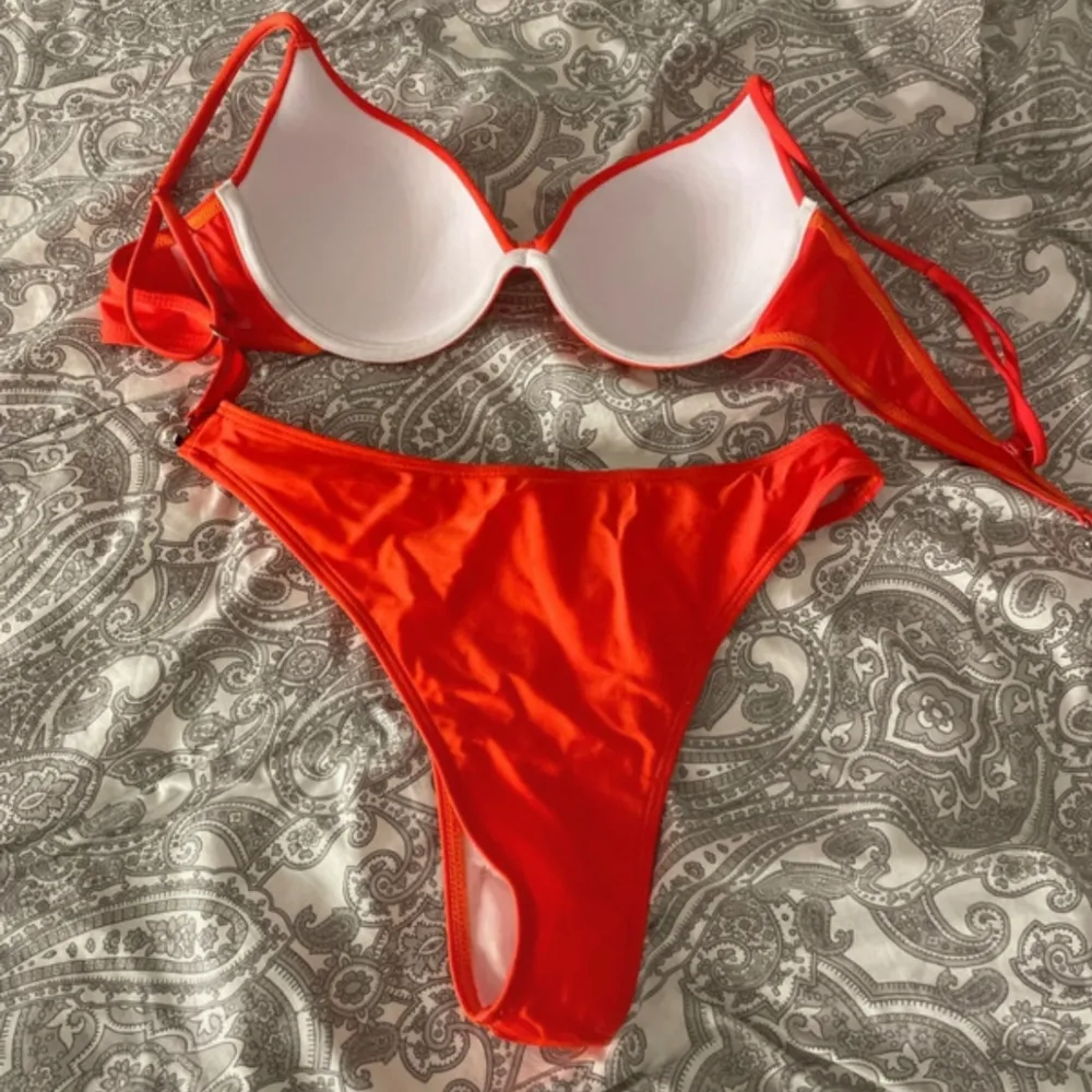 Röd orange bikini i storlek S. Skitsnygg och perfekt nu till sommaren.🤩 Använd en gång! Köp gärna via ”köp nu”. Övrigt.