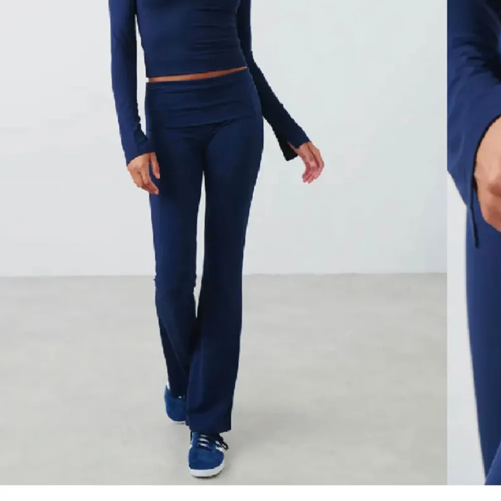 Säljer dessa yogapants ifrån ginatricot i mörkblå. . Jeans & Byxor.