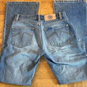 Super snygga bootcut jeans från Poco Loco! Köpta secondhand. Skulle säga att de passar de som bär stl XS och/eller S. Har både hål och målarfärg på sig, (köpta så)! Priset går definitivt att diskuteras!💞💞