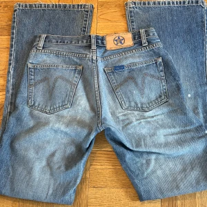 Jeans, POCO LOCO. - Super snygga bootcut jeans från Poco Loco! Köpta secondhand. Skulle säga att de passar de som bär stl XS och/eller S. Har både hål och målarfärg på sig, (köpta så)! Priset går definitivt att diskuteras!💞💞