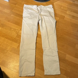 Chinos - Tja! Säljer detta plagg då det passar inte mig Hör av dig för fler frågor🤩
